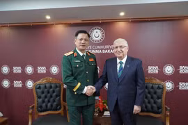 Thượng tướng Nguyễn Trường Thắng, Thứ trưởng Bộ Quốc phòng và Bộ trưởng Bộ Quốc phòng Thổ Nhĩ Kỳ Yasar Guler. (Ảnh: BQP)