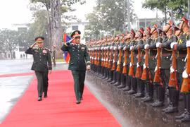 Đại tướng Phan Văn Giang và Thượng tướng Khamliang Outhakaysone duyệt Đội danh dự Quân đội nhân dân Lào (Ảnh: Bộ Quốc phòng)