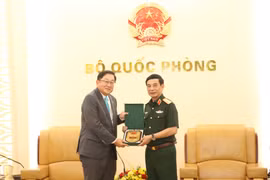 Đại tướng Phan Văn Giang và Ngài Dato' Tan Yang Thai, Đại sứ Đặc mệnh toàn quyền Malaysia tại Việt Nam tại buổi tiếp. (Ảnh: PV/Vietnam+)