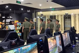 Phòng An ninh kinh tế phối hợp Phòng An ninh điều tra - Công an thành phố Hà Nội kiểm tra thiết bị máy tính tại một cơ sở kinh doanh dịch vụ thể thao, giải trí và games trên địa bàn Thành phố. (Ảnh: CAHN)