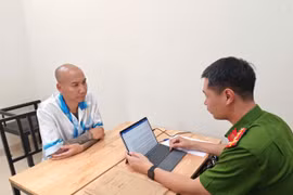 Lê Văn Phú (tức Phú Lê) tại cơ quan điều tra. (Ảnh: CAHN)