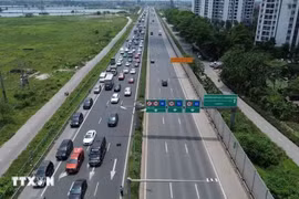 Các phương tiện trên cao tốc hướng vào trung tâm Hà Nội. (Ảnh: Quốc Khánh/TTXVN)