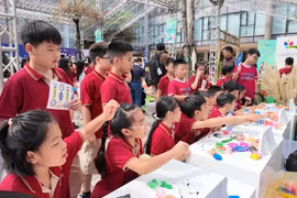 Nhiều học sinh hào hứng tham gia các hoạt động trải nghiệm về an toàn mạng và kỹ năng số tại Lễ phát động chương trình “Bảo vệ và hỗ trợ trẻ em phát triển trên môi trường mạng giai đoạn 2026–2030”. (Ảnh: Hằng Trần/Vietnam+)