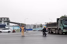 Cảnh sát giao thông Công an thành phố Hà Nội phân luồng cho các phương tiện đi lại. (Ảnh: TTXVN)