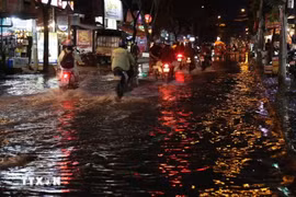 Triều cường gây ngập đúng giờ tan tầm, giao thông Thành phố Hồ Chí Minh chật vật