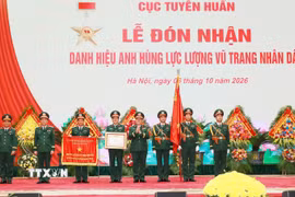 Đại tướng Nguyễn Trọng Nghĩa, Ủy viên Bộ Chính trị, Bí thư Trung ương Đảng, Ủy viên Thường vụ Quân ủy Trung ương, Chủ nhiệm Tổng cục Chính trị Quân đội nhân dân Việt Nam trao Danh hiệu Anh hùng Lực lượng vũ trang nhân dân cho Cục Tuyên huấn. (Ảnh: Trọng Đức/TTXVN)