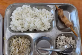 Vì sao suất ăn bán trú Trường Tiểu học Đức Giang liên tục giao muộn?