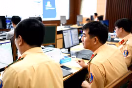 Theo Cục Cảnh sát giao thông, qua khai thác dữ liệu từ hệ thống, đơn vị đã phát hiện hơn 4.000 trường hợp lái xe kinh doanh vận tải có dấu hiệu điều khiển phương tiện quá thời gian làm việc. (Ảnh: PV/Vietnam+)