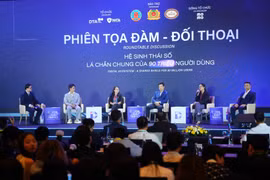 Quang cảnh phiên đối thoại “Niềm tin số thời AI: An toàn bắt đầu từ người dùng” trong khuôn khổ Diễn đàn Digital Trust in Finance 2026. (Ảnh: PV/Vietnam+)