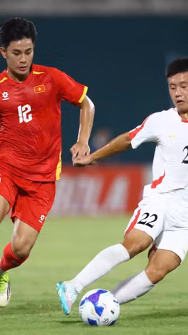 Đội tuyển U20 Việt Nam (áo đỏ) nhận thất bại 0-3 trước U20 Triều Tiên ở trận ra quân Vòng loại U20 châu Á 2027. (Ảnh: VFF)