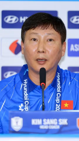 Huấn luyện viên Kim Sang-sik trả lời họp báo trước trận bán kết lượt về ASEAN Cup 2026. (Ảnh: VFF)