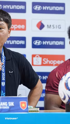 Huấn luyện viên Kim Sang-sik (áo đen) kỳ vọng Xuân Son tiếp tục tỏa sáng ở chung kết ASEAN Cup 2026 trước Thái Lan. (Ảnh: Việt Anh/Vietnam+)
