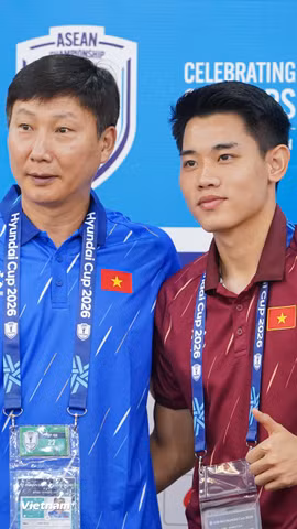 Huấn luyện viên Kim Sang-sik (trái) và tiền đạo Đình Bắc thận trọng trước trận chung kết lượt về ASEAN Cup 2026. (Ảnh: Việt Anh/Vietnam+)