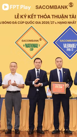 Đại diện Liên đoàn bóng đá Việt Nam và Công ty VPF trao bảng danh vị chứng nhận SACOMBANK là Nhà tài trợ chính của Giải hạng Nhất Quốc gia và Cúp Quốc gia 2026/27. (Ảnh: VPF)