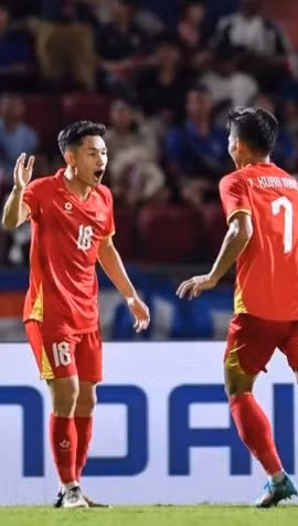 Tiền vệ Hai Long (số 18) ghi bàn mở tỷ số cho đội tuyển Việt Nam trên sân Rajamangala. (Ảnh: aseanutdfc)