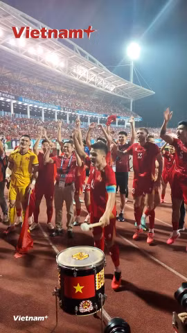 Quang Hải đánh trống cực sung như Haaland, bắt nhịp cho toàn đội ăn mừng chức vô địch ASEAN Cup