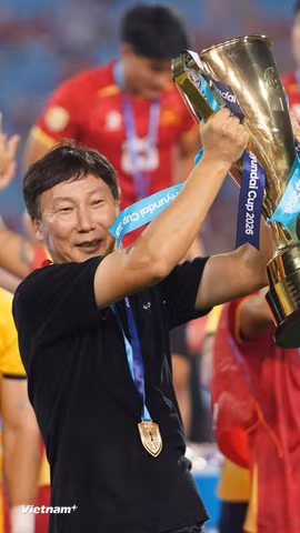 Báo chí Hàn Quốc nhấn mạnh nhà cầm quân người nước này một lần nữa tạo ra "Sang-sik Magic" sau khi giúp Việt Nam đánh bại Thái Lan ở hai kỳ ASEAN Cup liên tiếp. (Nguồn: Vietnam+)