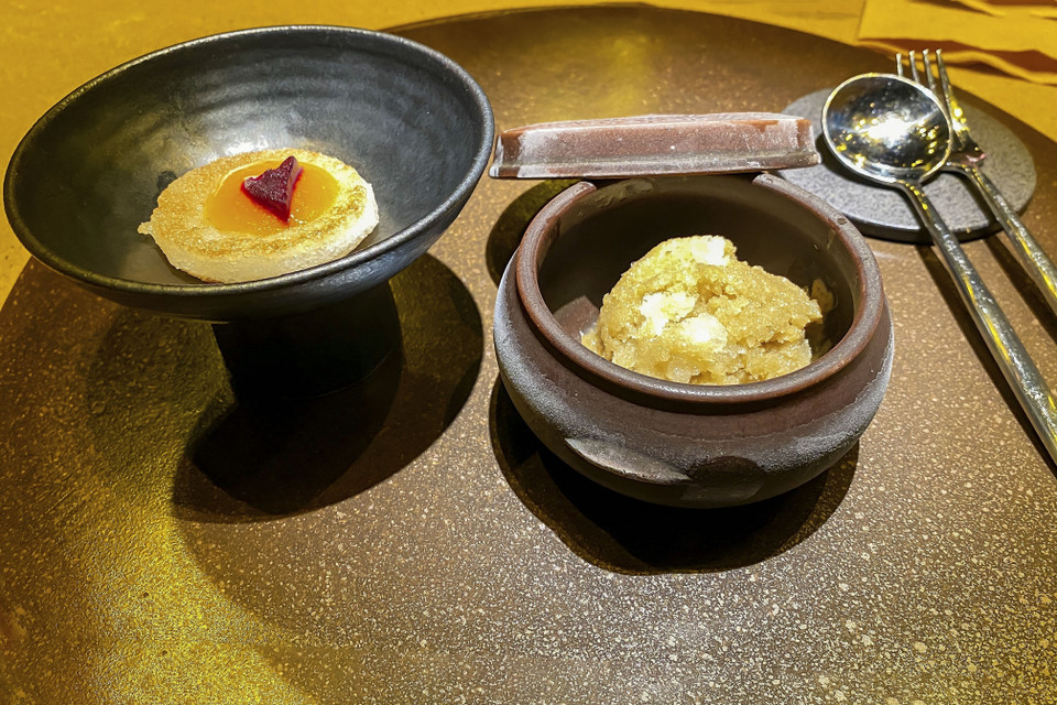 Set tráng miệng (sữa chua đá và bánh ngọt) mang nét đặc trưng của người dân làng Buchon trên đảo Jeju. (Ảnh: Anh Nguyên/TTXVN)