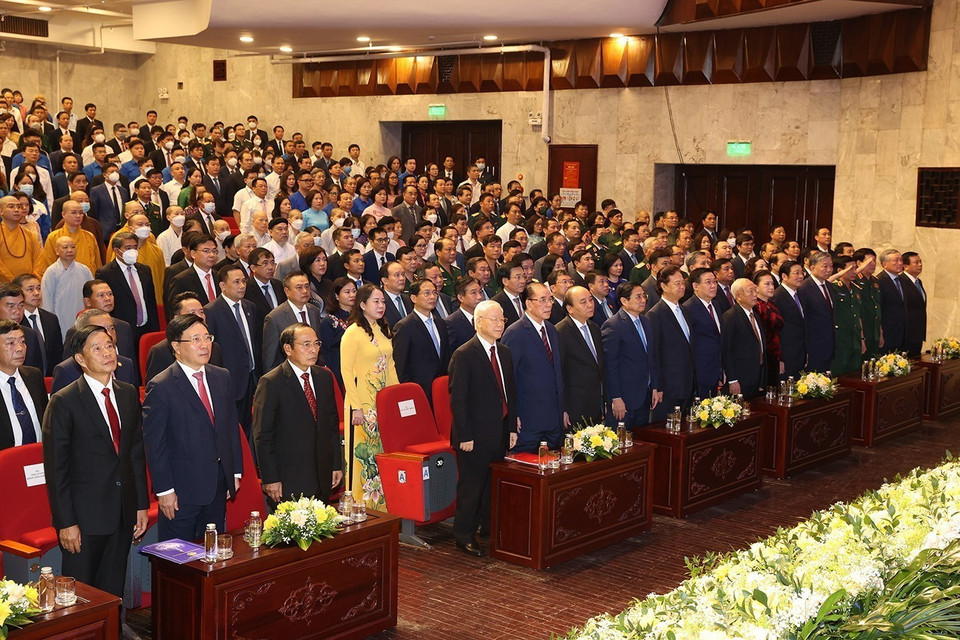 Tổng Bí thư Nguyễn Phú Trọng và Thường trực Ban Bí thư, Phó Chủ tịch nước Lào Bounthong Chitmany cùng các vị lãnh đạo, nguyên lãnh đạo Đảng, Nhà nước thực hiện nghi lễ chào cờ. (Ảnh: Trí Dũng/TTXVN)