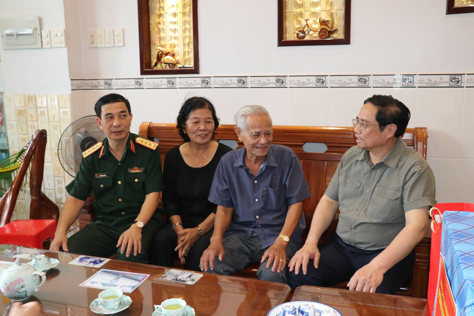 Thủ tướng Phạm Minh Chính và Đại tướng Phan Văn Giang thăm gia đình thương binh Nguyễn Văn Khởi, sinh năm 1946 ở phường Hưng Phú, Quận Cái Răng, thành phố Cần Thơ. (Ảnh: Ngọc Thiện/TTXVN)