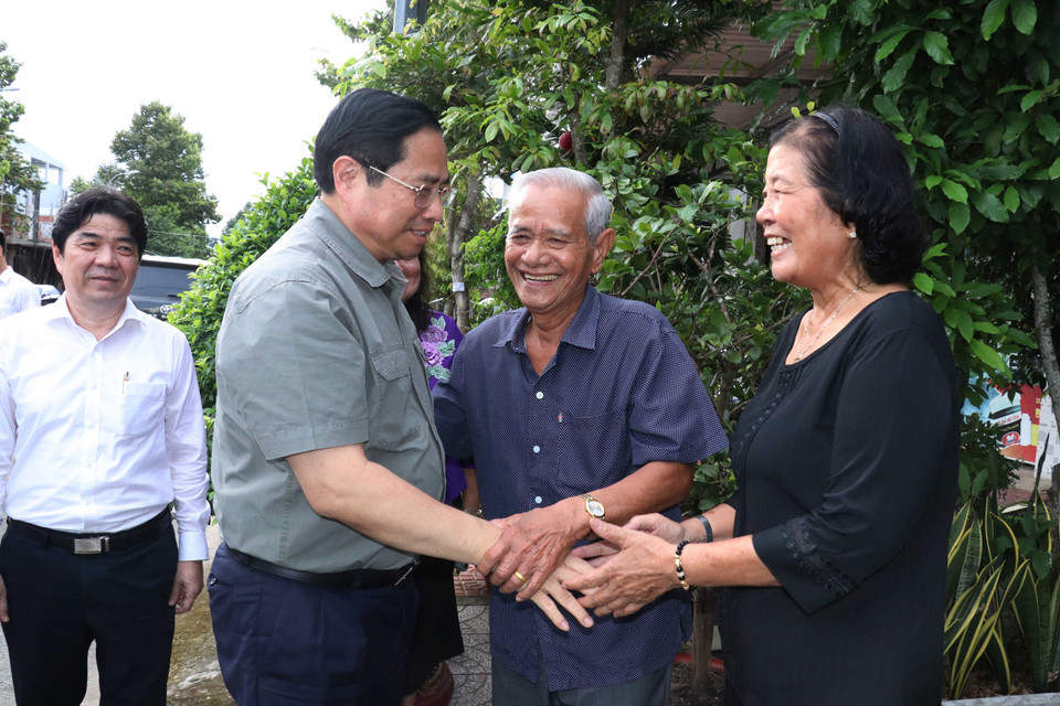 Thủ tướng Phạm Minh Chính thăm gia đình thương binh Nguyễn Văn Khởi, sinh năm 1946 ở phường Hưng Phú, Quận Cái Răng, thành phố Cần Thơ. (Ảnh: Ngọc Thiện/TTXVN)