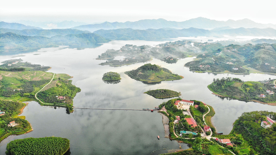 Địa hình đồi núi, lòng hồ Cấm Sơn khiến cho giao thông khó khăn. (Ảnh: Danh Lam/TTXVN)