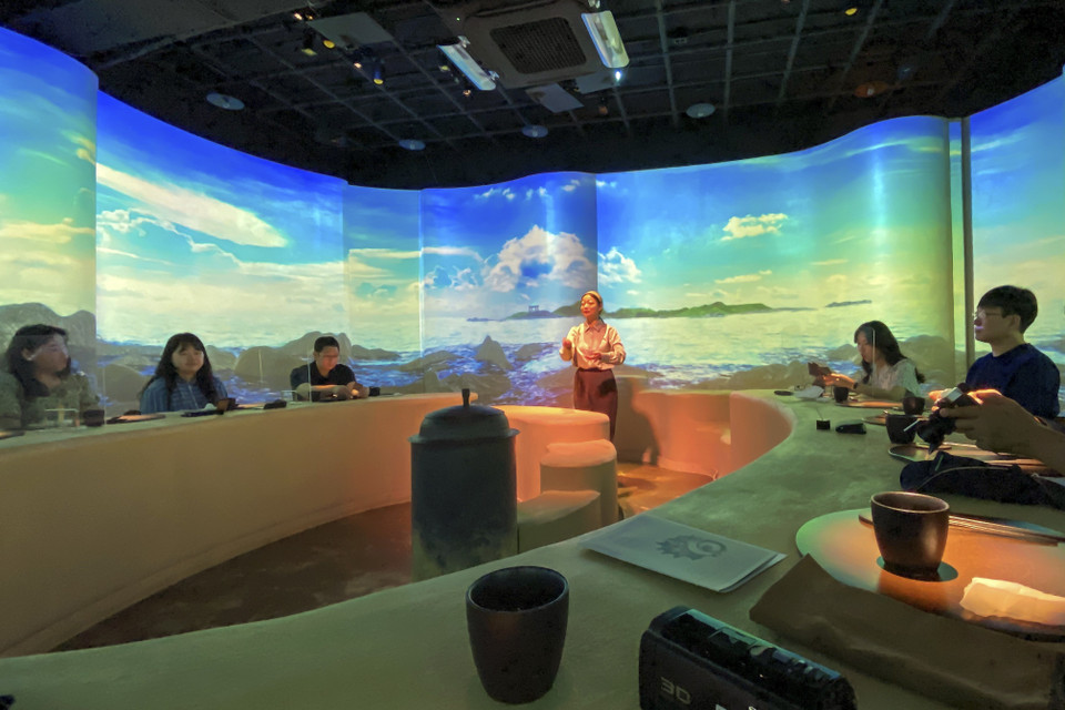 Với hình ảnh minh họa 3D sống động được chiếu lên bức tường xung quanh phòng và âm thanh lập thể khiến thực khách có cảm giác đang được du ngoạn thực sự. (Ảnh: Anh Nguyên/TTXVN)