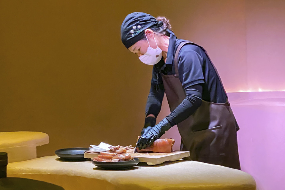 Đầu bếp phục vụ món thịt lợn đen Jeju nổi tiếng ngay tại phòng ăn. (Ảnh: Anh Nguyên/TTXVN)