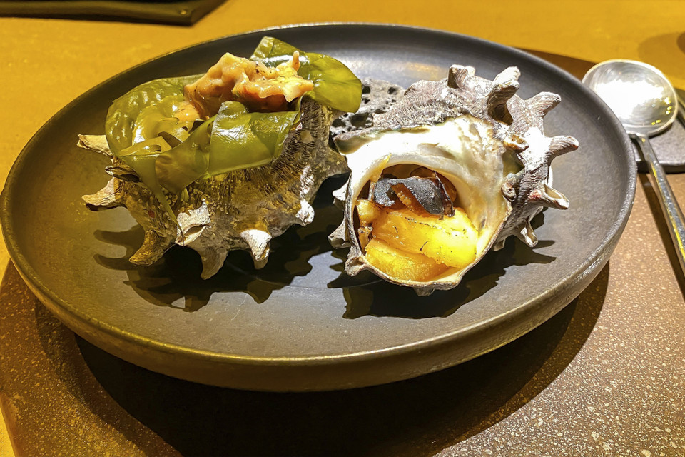 Ốc biển hấp và gỏi ốc biển là món ăn chính của nhà hàng. (Ảnh: Anh Nguyên/TTXVN)