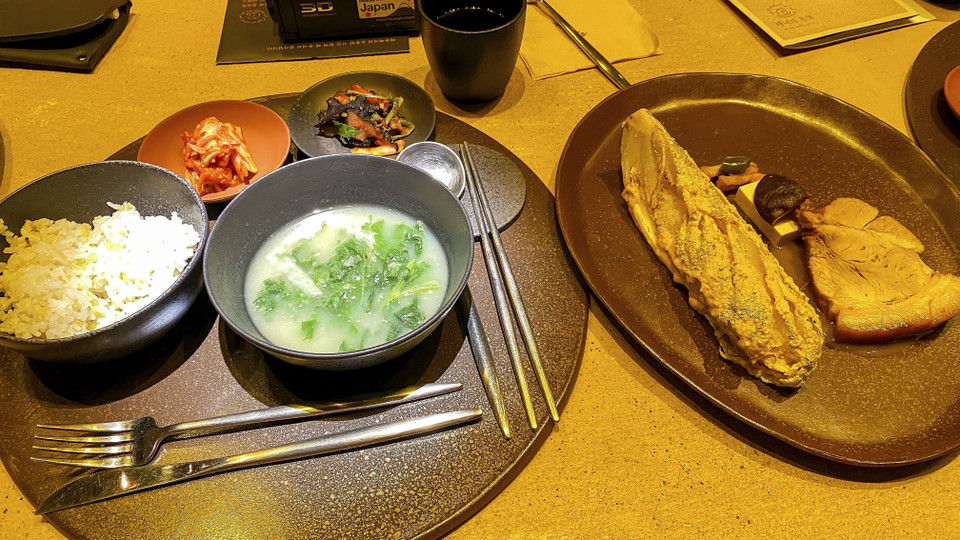 Các món ăn được chế biến từ những nguyên liệu do chính người dân đảo Jeju nuôi, trồng theo mùa. (Ảnh: Anh Nguyên/TTXVN)