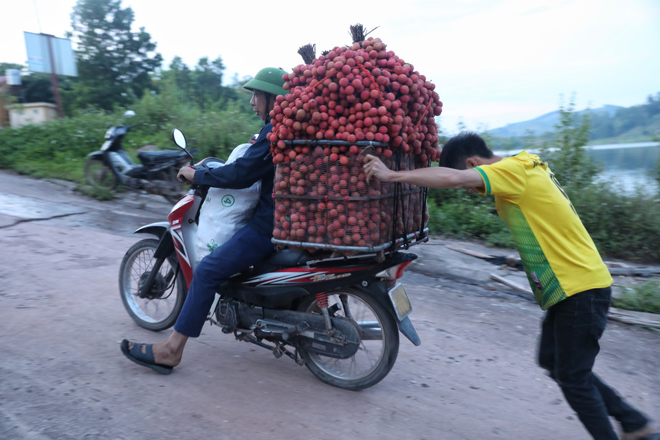 Nhiều đoạn đường dốc phải có người đi theo để đẩy xe. (Ảnh: Danh Lam/TTXVN)