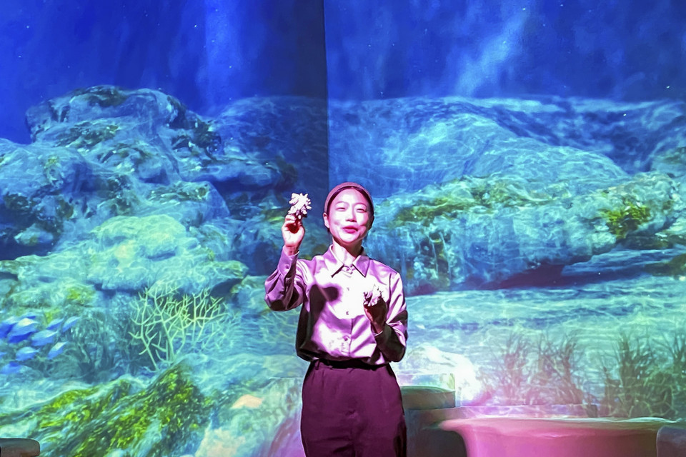 Nhân viên phục vụ kiêm vai trò người kể chuyện là một điểm nhấn trong thực đơn đặc biệt tại nhà hàng. (Ảnh: Anh Nguyên/TTXVN)