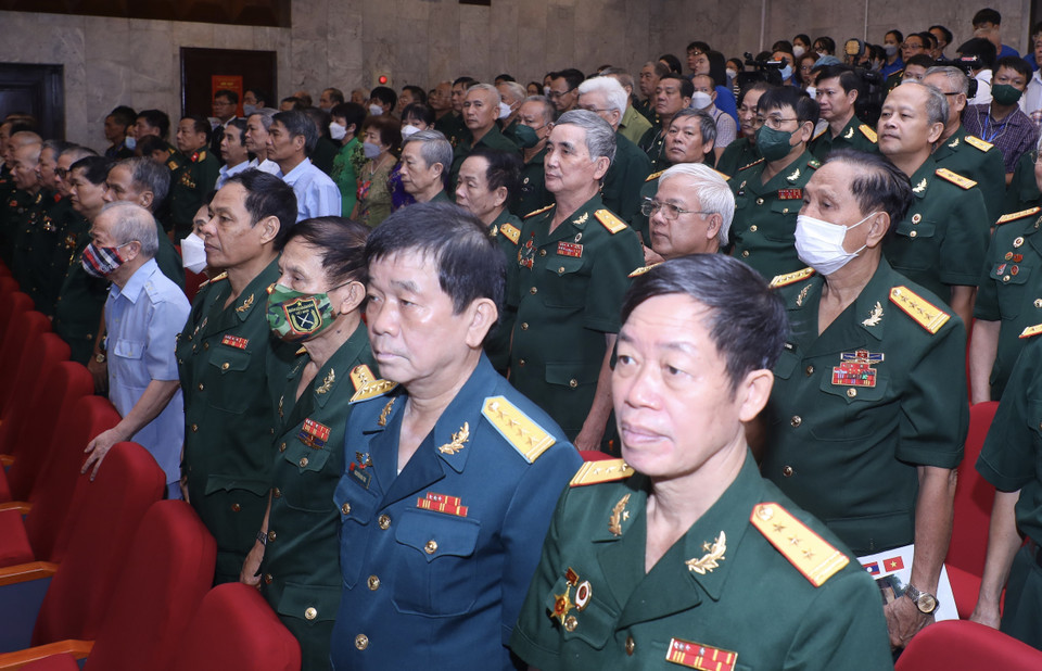 Các cựu chiến binh, quân tình nguyện, chuyên gia Việt Nam từng chiến đấu và công tác tại Lào dự lễ kỷ niệm. (Ảnh: Lâm Khánh/TTXVN)