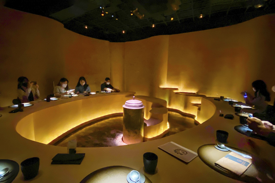 Chỗ ngồi của thực khách được bố trí theo hình vòng cung để ai cũng có thể thưởng thức được hình ảnh trình chiếu. (Ảnh: Anh Nguyên/TTXVN)