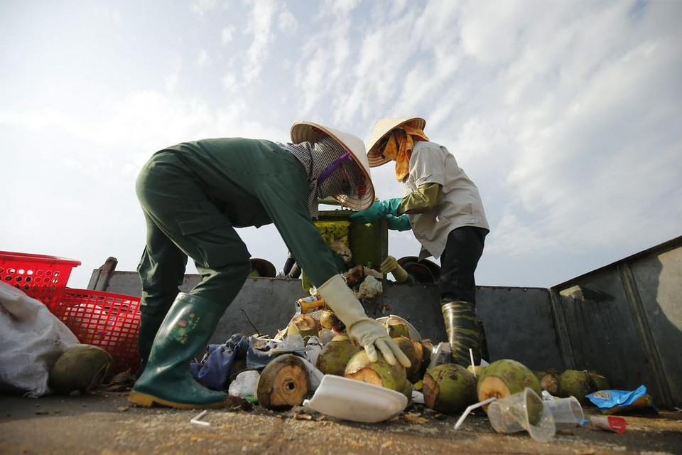 Đây là động thái tích cực góp phần làm giảm thiểu ảnh hưởng tiêu cực của rác thải nhựa đối với cảnh quan và môi trường Vịnh Hạ Long, giúp môi trường du lịch phục vụ du khách thêm xanh sạch đẹp. (Nguồn: Vietnam+)