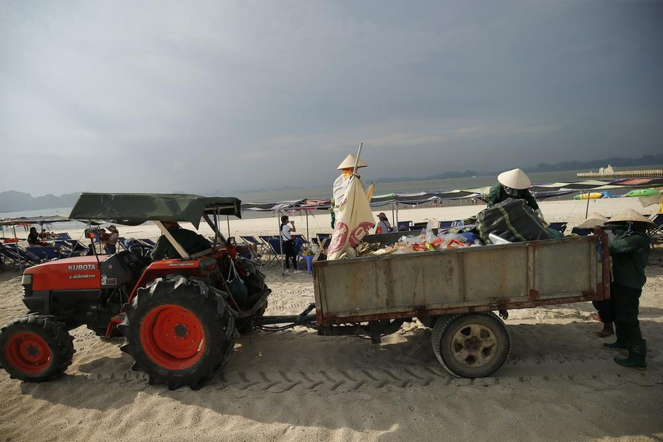 Ngay từ khi đến các cảng tàu, du khách sẽ được các nhân viên cảng tàu, Ban Quản lý vịnh và các nhà tàu du lịch khuyến cáo không sử dụng chai nhựa, đồ nhựa dùng 1 lần. (Nguồn: Vietnam+)