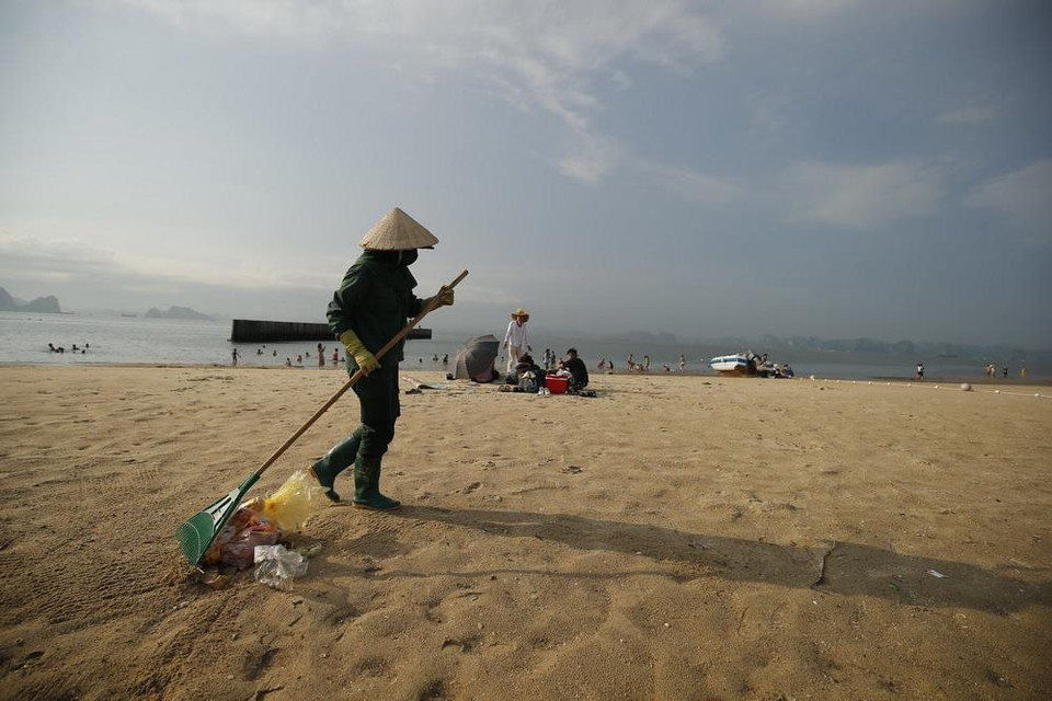 Theo các kết quả nghiên cứu, Việt Nam đứng thứ 4 trên thế giới về lượng rác thải nhựa ra biển, với 0,28-0,73 triệu tấn mỗi năm (tương đương 6% tổng lượng rác thải nhựa xả ra biển của thế giới). (Nguồn: Vietnam+)