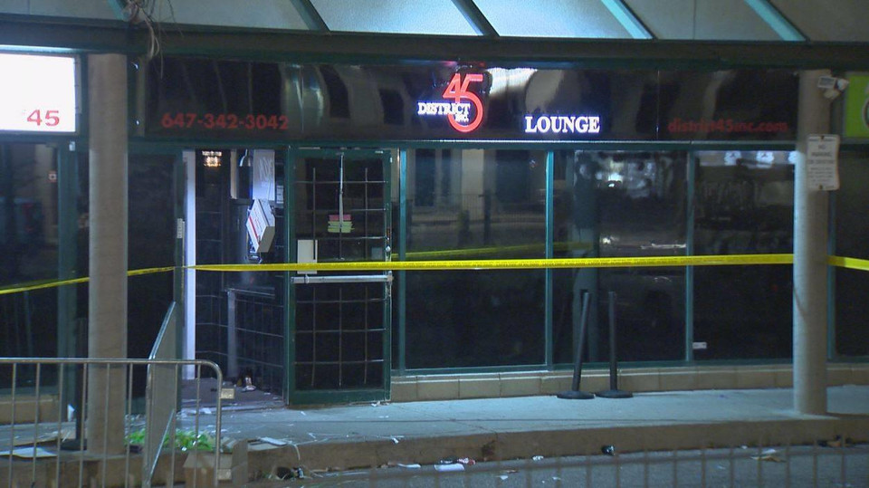 Cảnh sát phong tỏa hiện trường vụ xả súng tại hộp đêm ở thành phố Toronto ngày 5/8/2019. (Nguồn: CBC News)