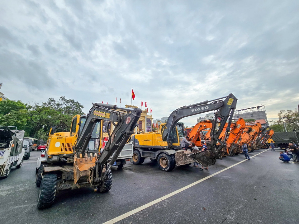 Các phương tiện tham gia hỗ trợ khắc phục hậu quả bão số 3 trong ngày ra quân. (Ảnh: Hoàng Ngọc/TTXVN)
