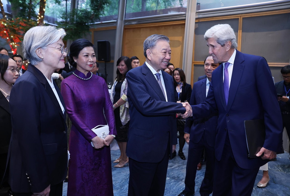 Tổng Bí thư, Chủ tịch nước Tô Lâm và Phu nhân với các đại biểu dự Lễ kỷ niệm 1 năm Đối tác Chiến lược Toàn diện Việt Nam-Hoa Kỳ. (Ảnh: Lâm Khánh/TTXVN)