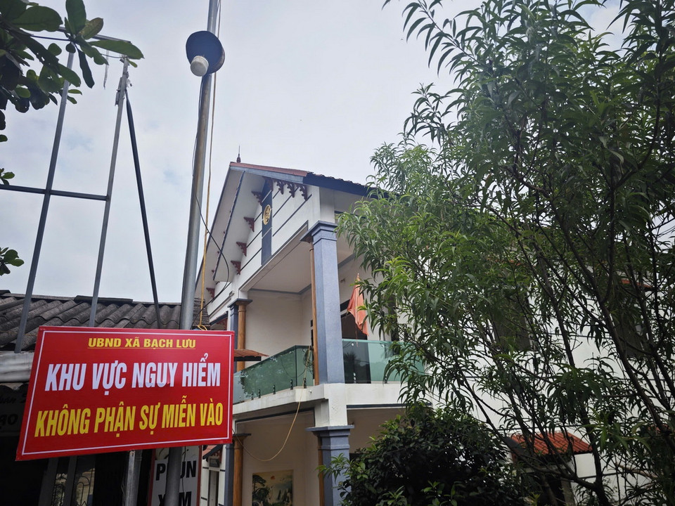 Khu vực sạt lở được gắn biển cánh báo để đảm bảo an toàn. (Ảnh: Hoàng Hùng/TTXVN)