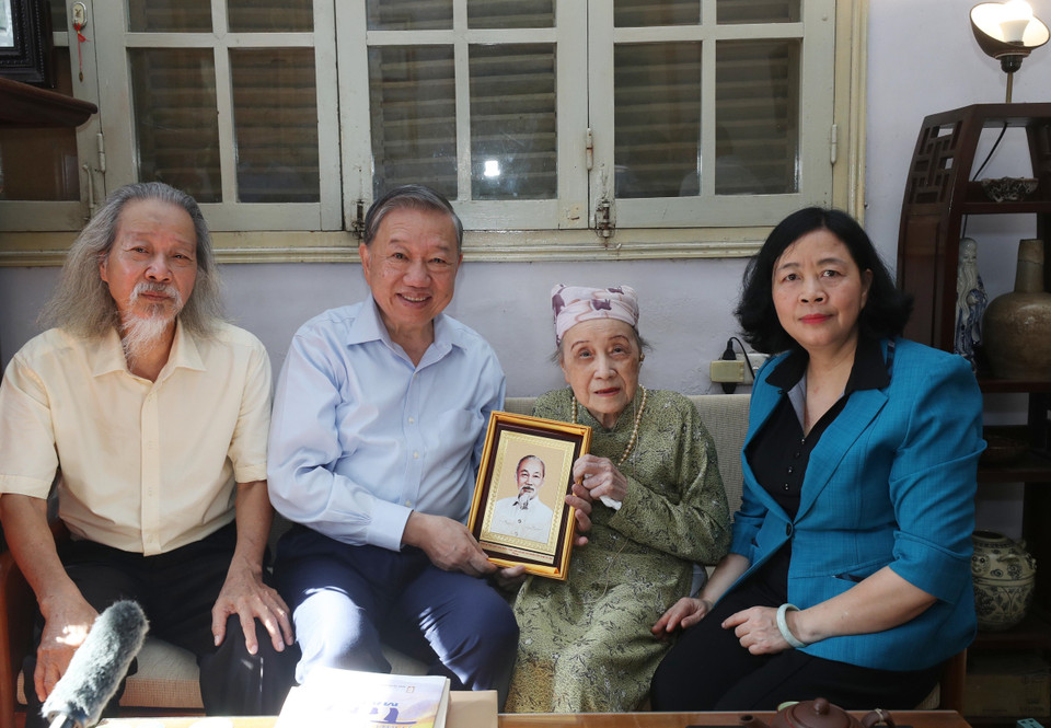 Tổng Bí thư, Chủ tịch nước Tô Lâm tặng chân dung Chủ tịch Hồ Chí Minh cho gia đình cố nhạc sĩ Văn Cao. (Ảnh: Lâm Khánh/TTXVN)