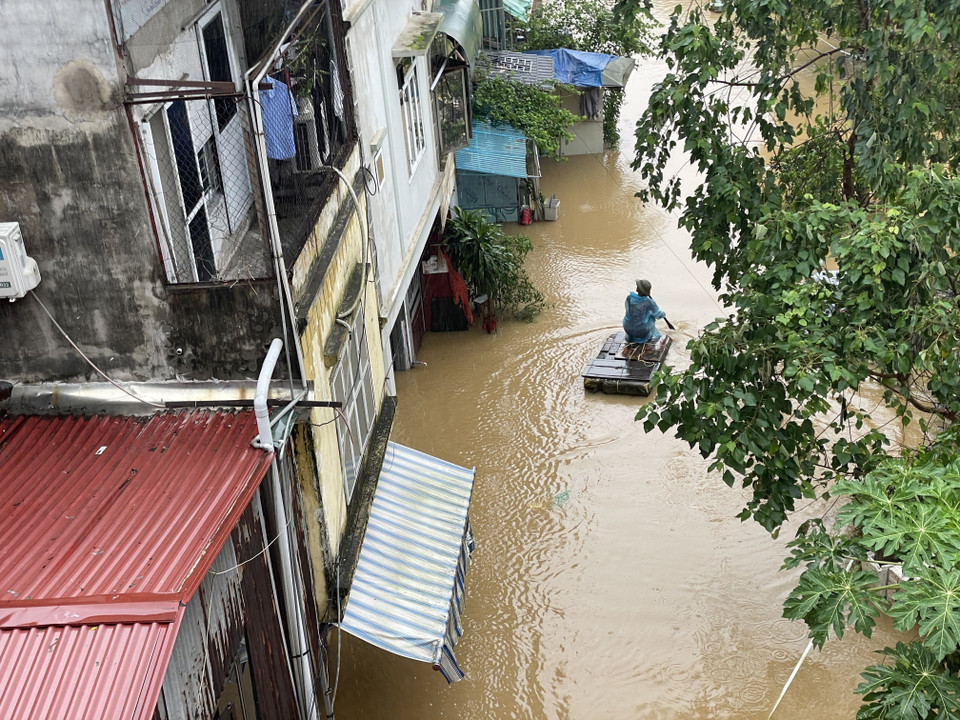 Lũ lên cao gây ngập lụt, cảnh báo cấp độ rủi ro thiên tai do lũ tại Hà Nội ở cấp 2 (ảnh chụp lúc 7h55). (Ảnh: Minh Quyết/TTXVN)