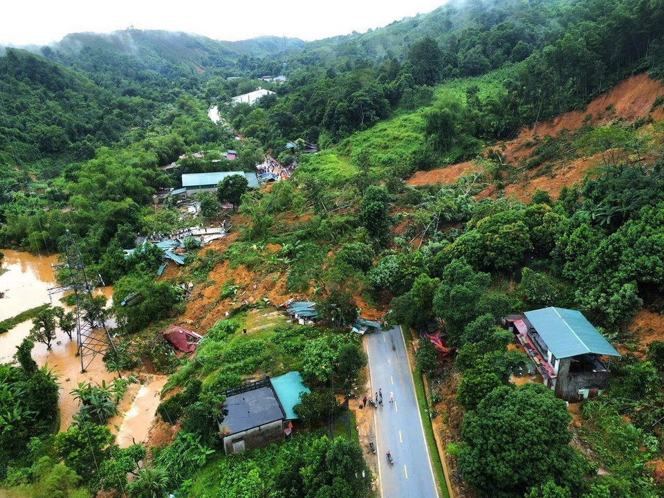 Mưa lũ đã sạt lở cả quả đồi, tràn xuống Quốc lộ 2 tuyến đường Hà Giang-Tuyên Quang và các tỉnh (đoạn qua xã Việt Vinh, huyện Bắc Quang) gây thiệt hại nặng nề về tài sản của nhân dân. (Ảnh: TTXVN phát)