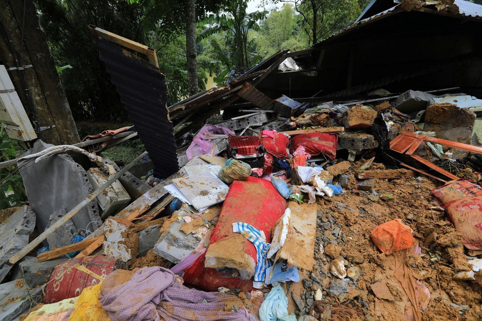 Hiện trường vụ sạt lở đất làm 2 người chết tại xóm Má Mư, xã Cuối Hạ, huyện Kim Bôi (Hòa Bình). (Ảnh: Trọng Đạt/TTXVN)