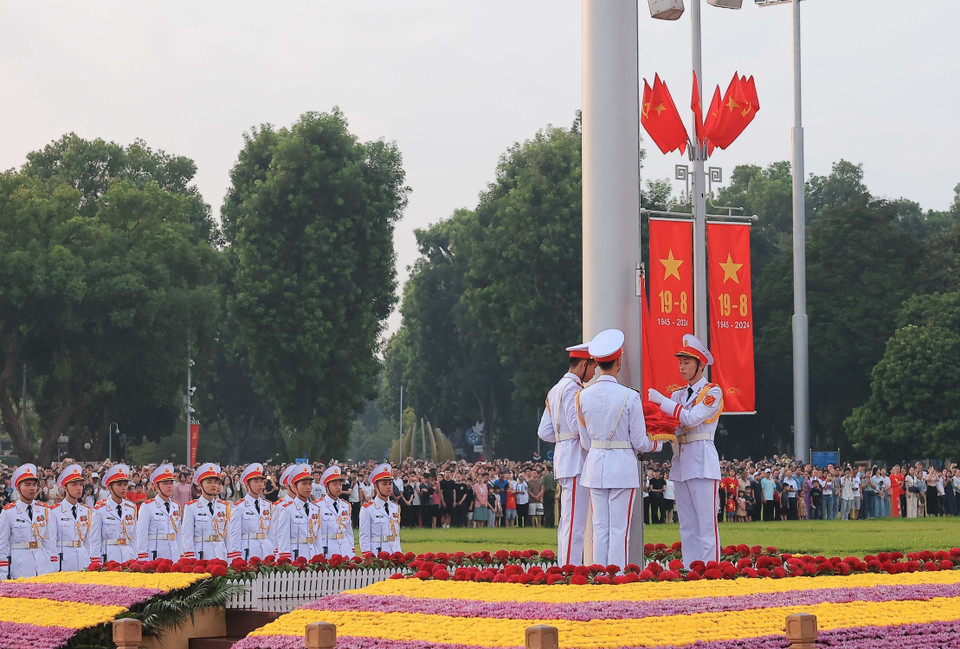 Đội tiêu binh thực hiện nghi lễ thượng cờ ngày Quốc khánh 2/9/2024. (Ảnh: Hoàng Hiếu/TTXVN)