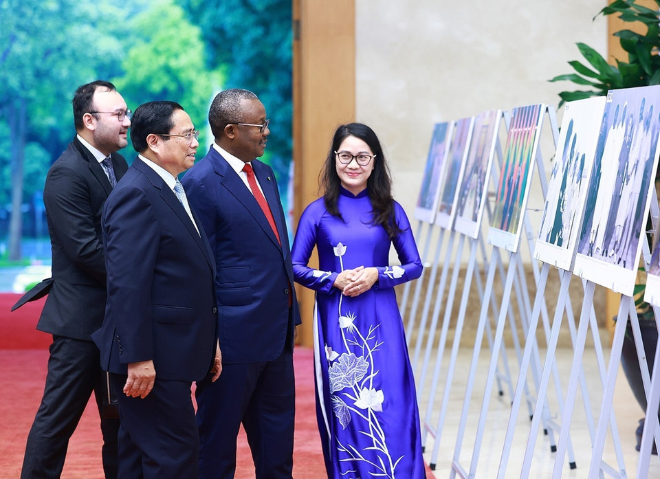 Thủ tướng Phạm Minh Chính và Tổng thống Cộng hòa Guinea-Bissau Umaro Sissoco Embaló xem trưng bày ảnh về quan hệ hợp tác giữa hai nước do TTXVN thực hiện. (Ảnh: Dương Giang/TTXVN)