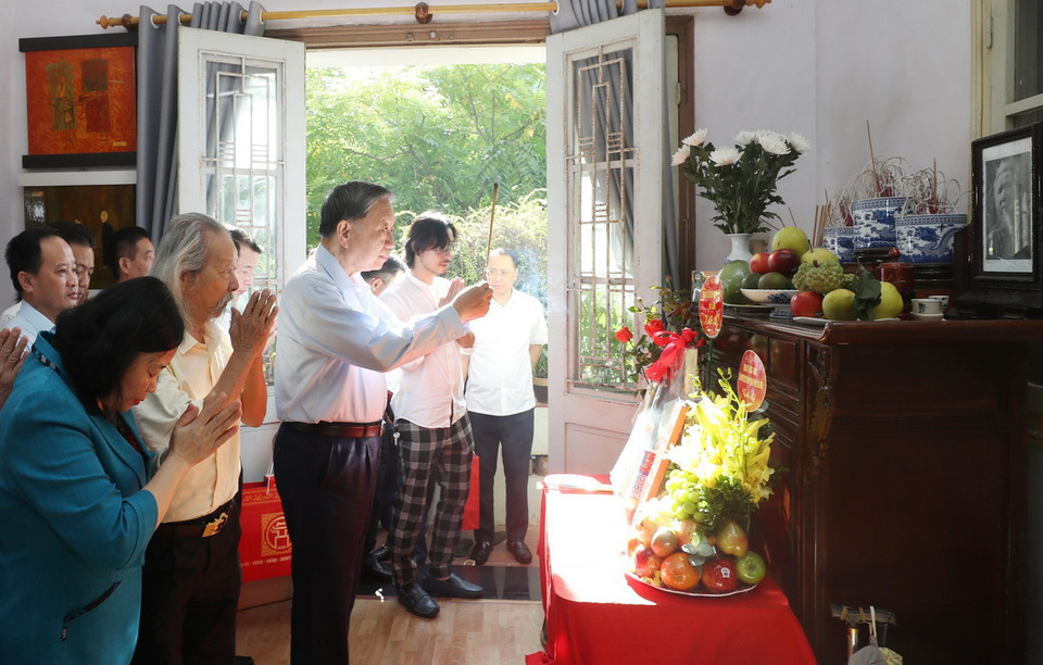 Tổng Bí thư, Chủ tịch nước Tô Lâm dâng hương tưởng niệm nhạc sỹ Văn Cao - tác giả Quốc ca Việt Nam. (Ảnh: Lâm Khánh/TTXVN)