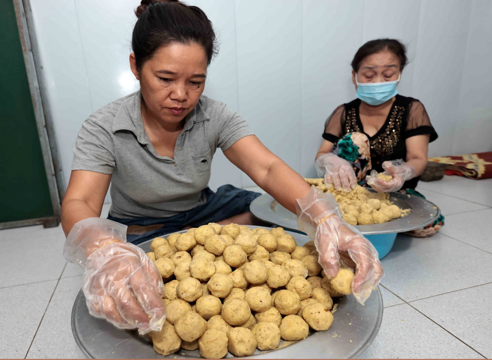 Nhân bánh được chia đều nắm từng nắm. (Ảnh: Trần Việt/TTXVN)