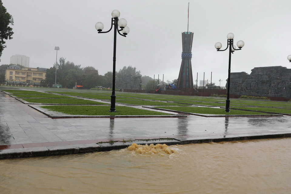 Nước sông Cầu dâng cao, chảy ngược vào hệ thống cống ở Quảng trường Võ Nguyên Giáp, trung tâm thành phố Thái Nguyên. (Ảnh: Hoàng Nguyên/TTXVN)